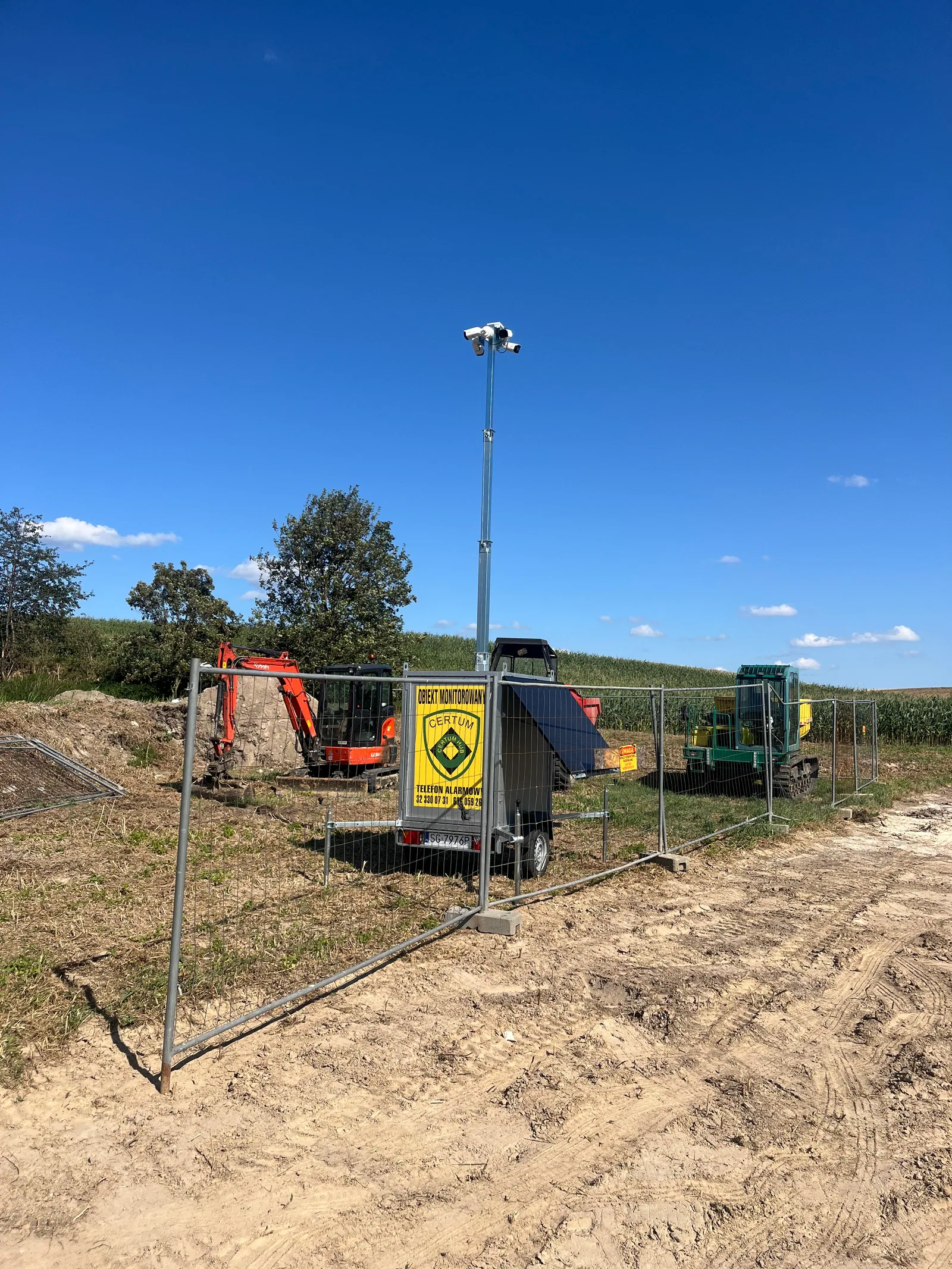 Wieża CamTower z zasilaniem solarnym na otwartym terenie